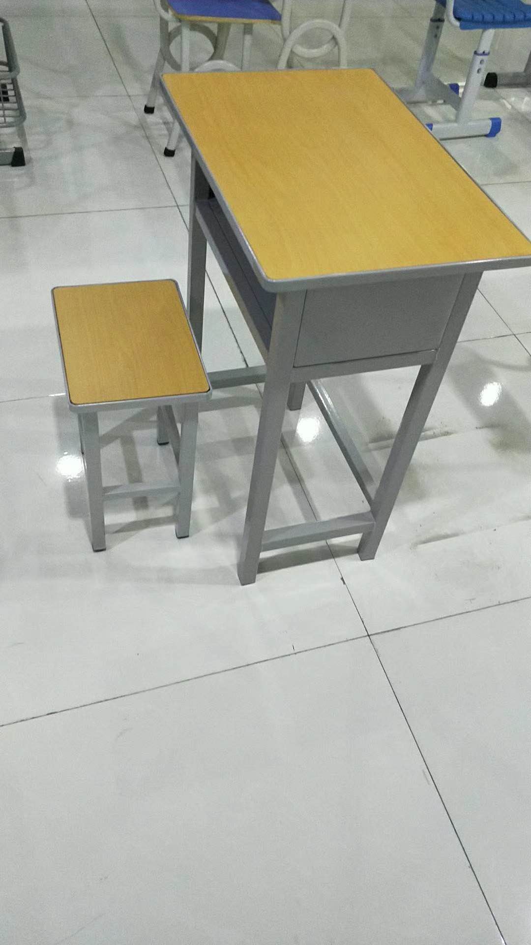 课桌椅.jpg